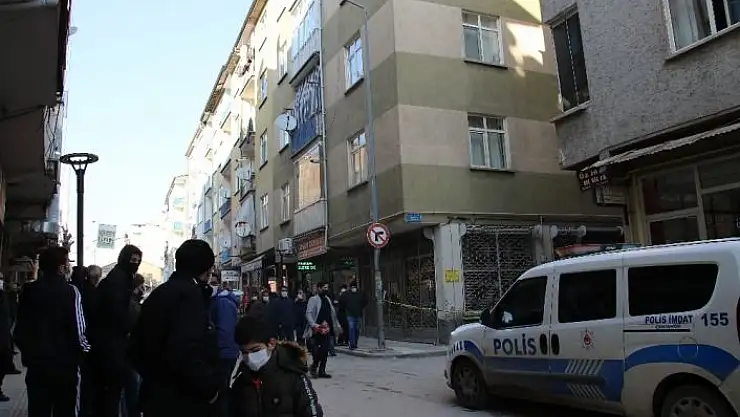 'Elazığ´da depremde hasar alan orta hasarlı bir bina tahliye edildi'