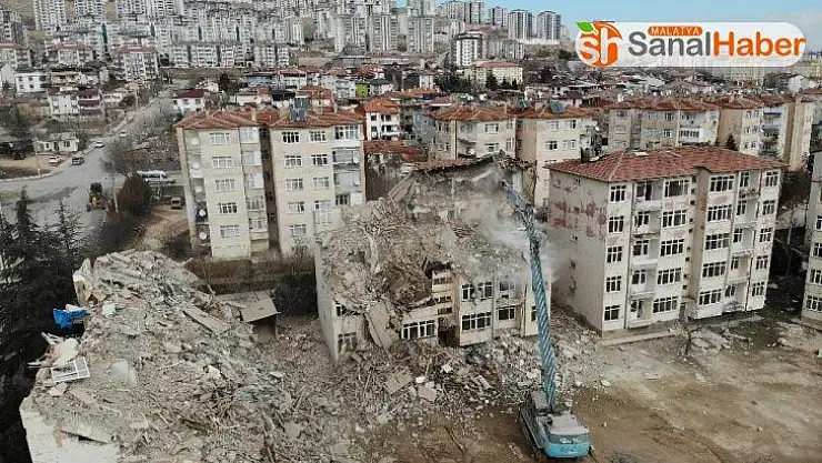 Elazığ'da depremde hasar gören binalar yıkılıyor