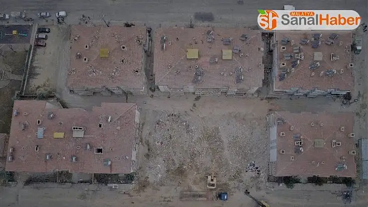 Elazığ'da depremle çöken binalarda enkaz kaldırma çalışmaları