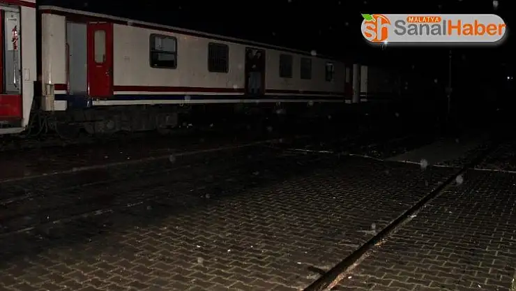 Elazığ'da duran 104 yolculu tren 10 saat sonra hareket etti