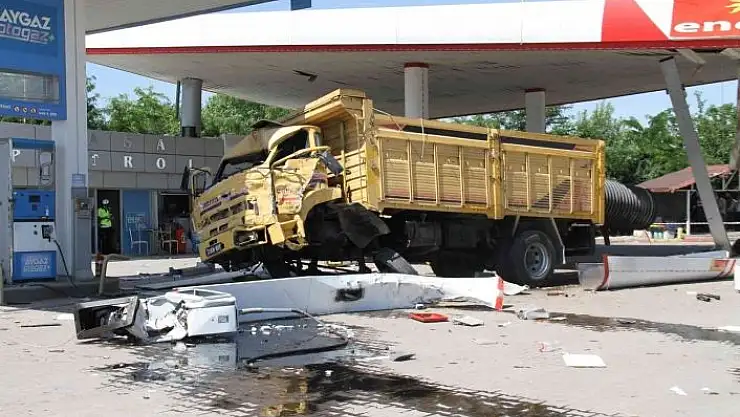 'Elazığ´da facianın eşiğinden dönüldü, otomobile çarpan kamyon akaryakıt istasyonuna girdi: 5 yaralı'