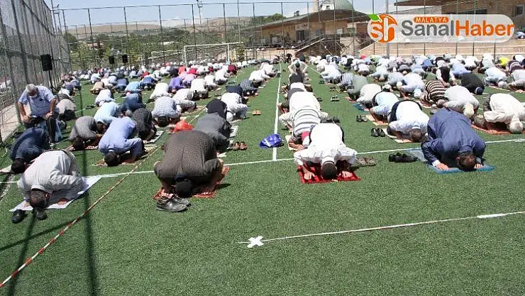 Elazığ'da futbol sahasında sosyal mesafeli cuma namazı