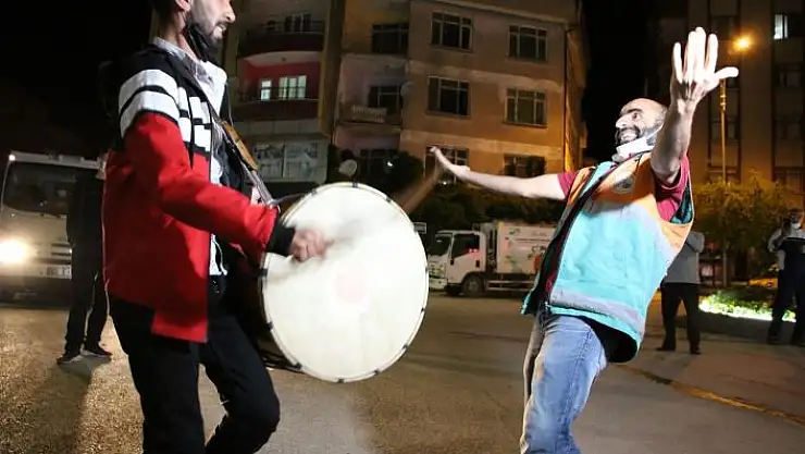 'Elazığ´da geleneksel ´23. sahur halayı´nın tadını temizlik görevlileri çıkardı'