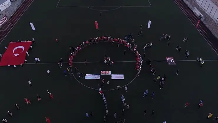 'Elazığ´da gençlerden `Meşaleli Ay Yıldızlı´ 19 Mayıs kutlaması'