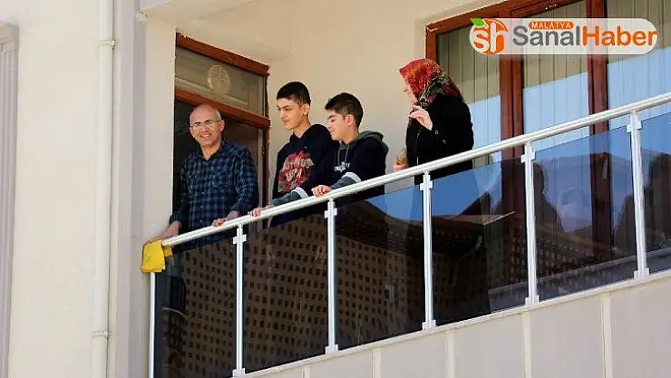 Elazığ'da gençlere sürpriz doğum günleri