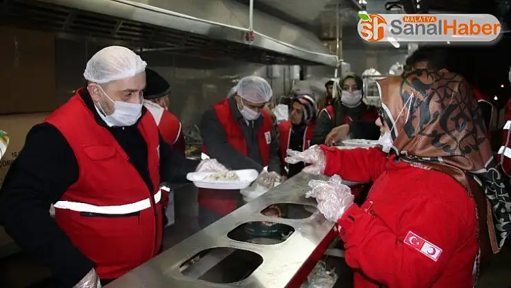 Elazığ'da günlük 65 bin depremzedeye sıcak yemek