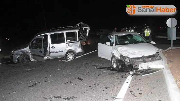 Elazığ'da hafif ticari araç ile otomobil çarpıştı: 5 yaralı