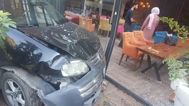 'Elazığ´da hafif ticari araç kafeye girdi, o anlar kameraya yansıdı'