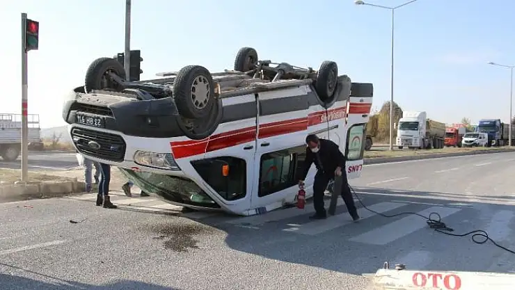 'Elazığ´da hasta taşıyan ambulans, hafif ticari araçla çarpıştı: 4 yaralı'