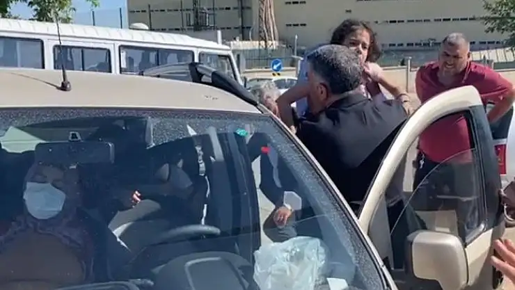 'Elazığ´da iki araç çarpıştı: 8 yaralı, çocukları araçtan milletvekili Erol  çıkardı'