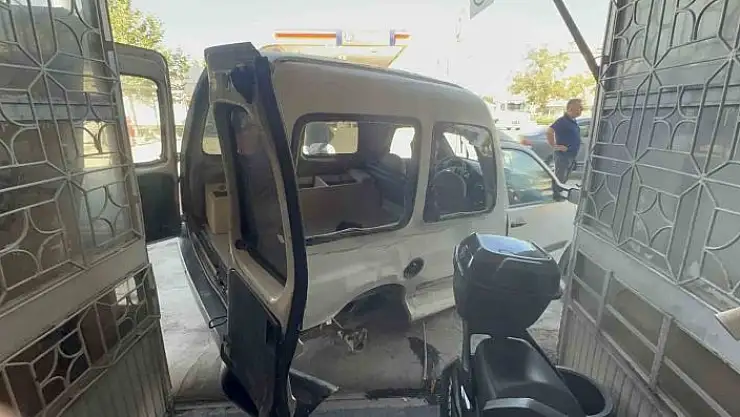 'Elazığ´da iki araç çarpıştı, birisi sürüklenerek dükkan girdi: 2 yaralı'