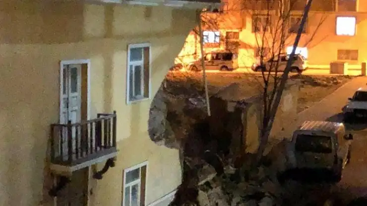 'Elazığ´da iki katlı evin dış cephesinde dökülmeler meydana geldi'