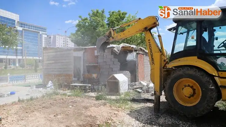 Elazığ'da kaçak yapılar yıkıldı