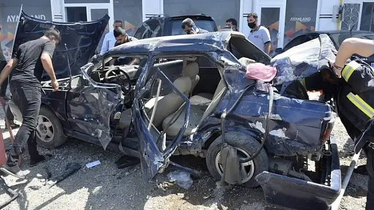 'Elazığ´da kamyonete arkadan çarpan otomobil hurdaya döndü: 2 yaralı'