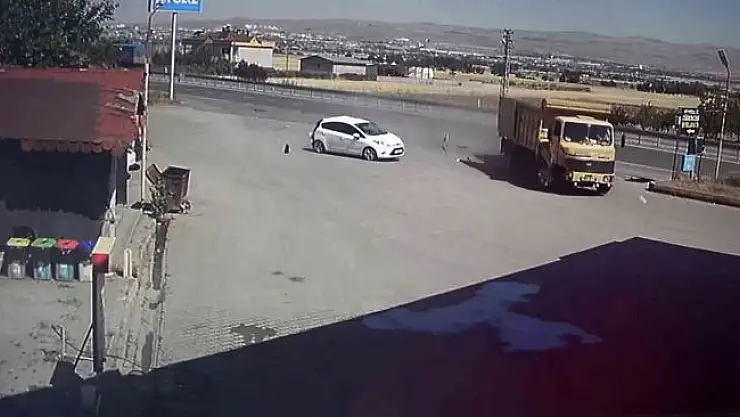 'Elazığ´da kamyonun akaryakıt istasyonuna girme anı saniye saniye güvenlik kameralarına yansıdı'