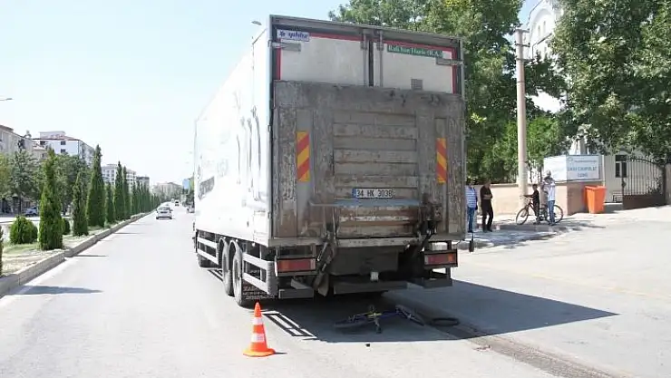 'Elazığ´da kamyonun altında kalan çocuk hayatını kaybetti, sürücü olay yerinden kaçtı'