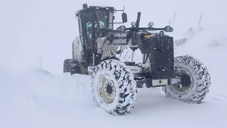 'Elazığ´da kardan dolayı kapanan 12 köy yolunda çalışmalar sürüyor'