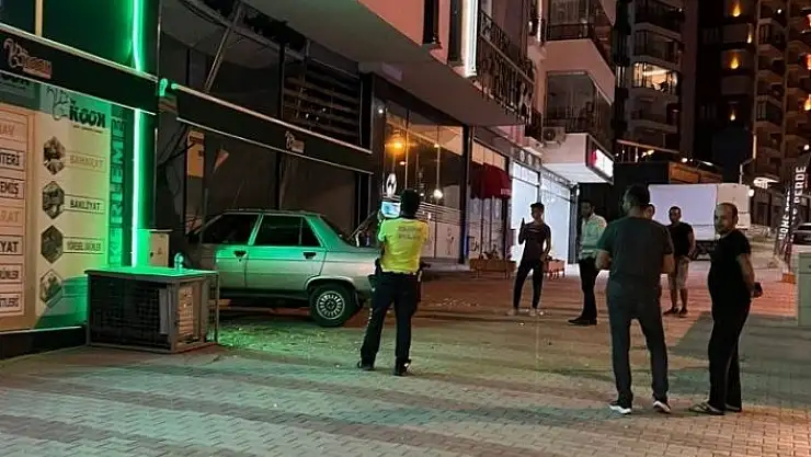 'Elazığ´da kontrolden çıkan araç iş yerine girdi'