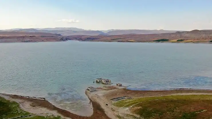 'Elazığ´da kuraklık nedeni ile sular çekildi, 75 yıllık okul gün yüzüne çıktı'
