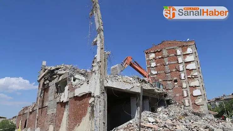 Elazığ'da mahsur kalan kedilerin kurtarıldığı o bina yıkıldı