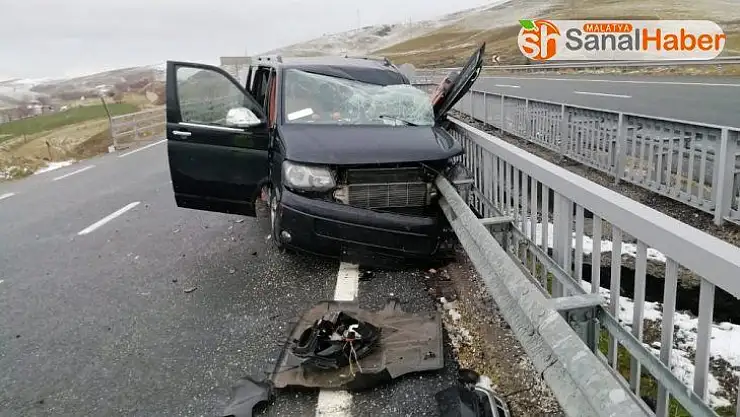 Elazığ'da minibüs bariyere çarptı: 3 yaralı