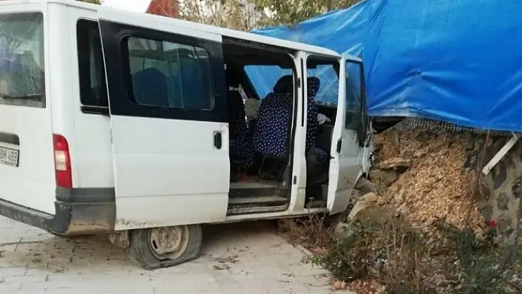 'Elazığ´da minibüs duvara çarptı: 8 yaralı'
