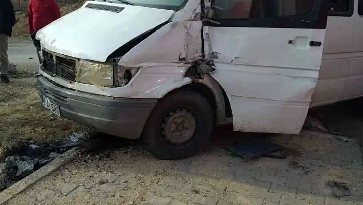 'Elazığ´da minibüs elektrik  direğine çaptı: 1 yaralı'