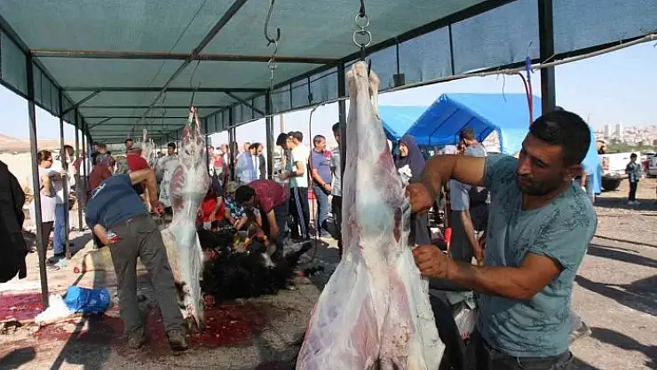 'Elazığ´da namazdan çıkan vatandaşlar kurbanlarını kesti'