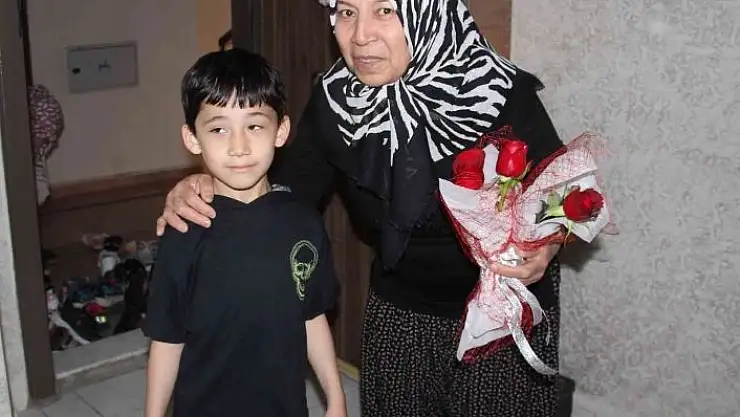 'Elazığ´da öğrencilerden şehit annesini duygulandıran ziyaret'