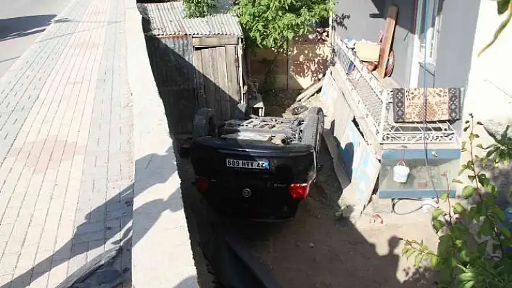 'Elazığ´da otomobil bahçeye uçup ters döndü: 4 yaralı'
