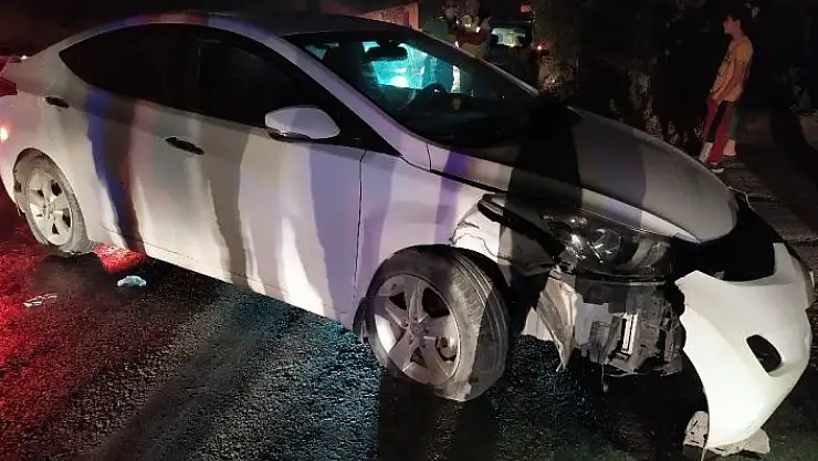 'Elazığ´da otomobil direğe çarptı: 4 yaralı'