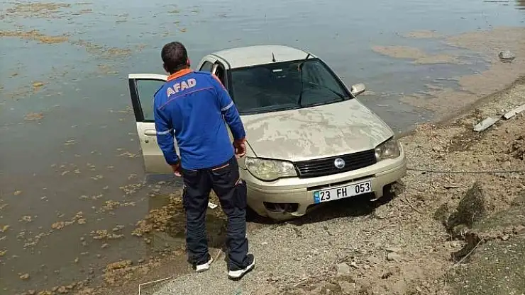'Elazığ´da otomobil göle uçtu, sürücü kendi imkanlarıyla araçtan çıkarak kıyıya yüzdü'