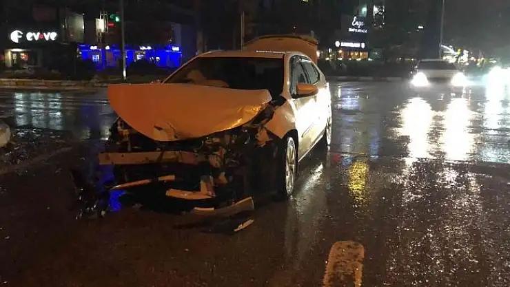 'Elazığ´da otomobil ile minibüs çarpıştı: 1 yaralı'