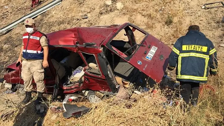 'Elazığ´da otomobil şarampole yuvarlandı: 1 ölü, 4 yaralı'