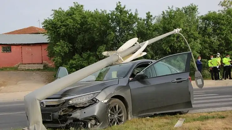 'Elazığ´da otomobilin, çarptığı direk devrildi:1 yaralı'