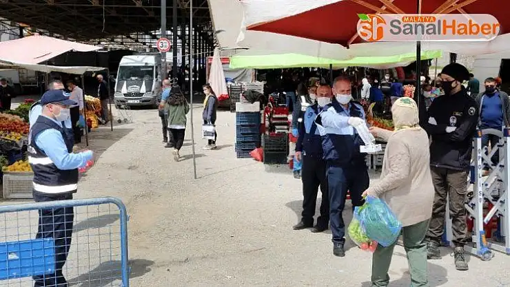 Elazığ'da pazarlarda maske dağıtımı