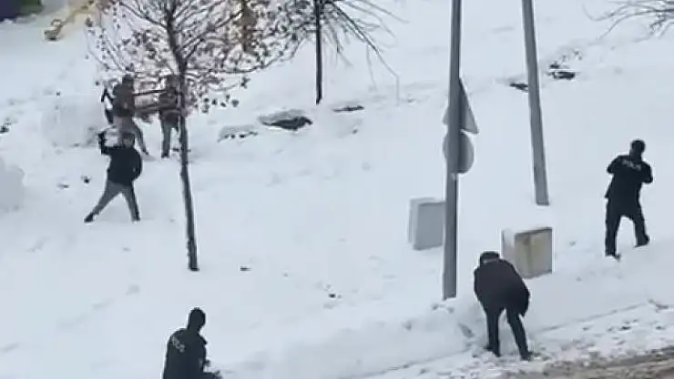 'Elazığ´da polis çocuklarla kar topu oynadı'