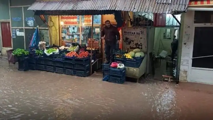 'Elazığ´da sağanak sonrası iş yerlerini su bastı, yollar zarar gördü'