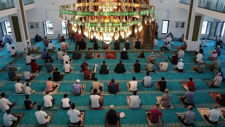 'Elazığ´da sosyal mesafeli bayram namazı'