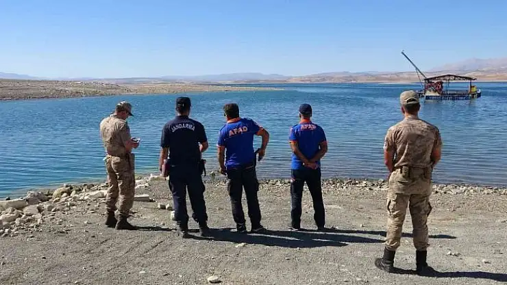 'Elazığ´da tekne battı: Tekneyle birlikte suda kaybolan şahsı arama çalışmaları sürüyor'