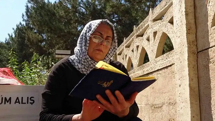 'Elazığ´da vatandaşlar arife günü mezarlıklara akın etti'