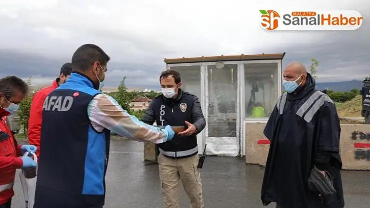 Elazığ'da Vefa ekiplerine 'tepsi tepsi baklava' ile vefa
