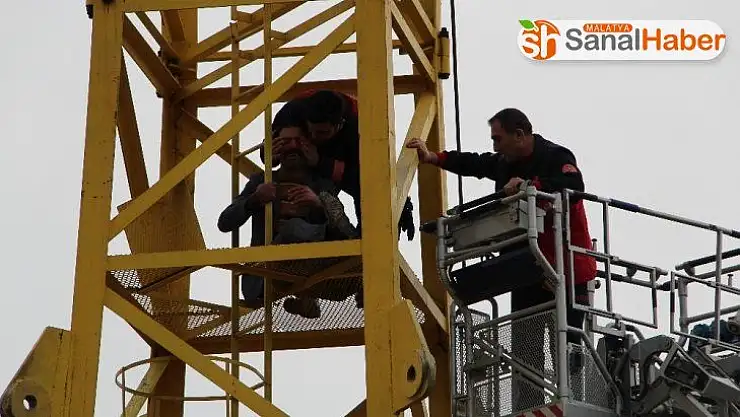 Elazığ'da vinçte intihar girişimini itfaiye ekipleri önledi