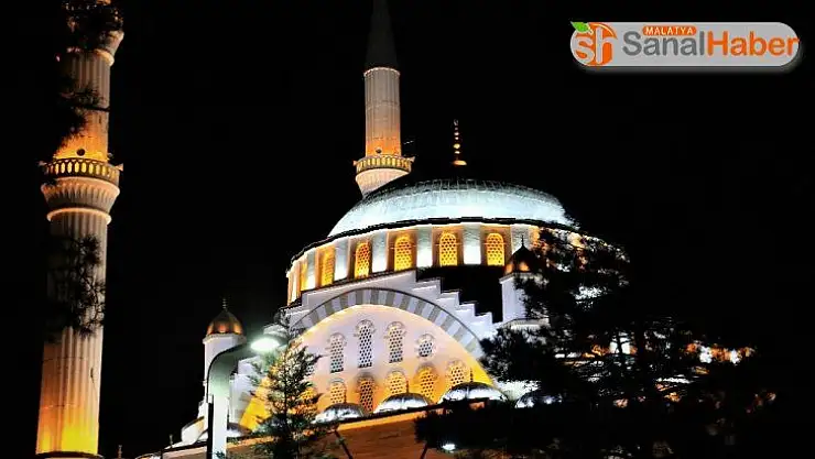 Elazığ'daki camilerden dua sesleri yükseldi