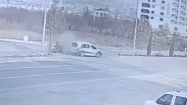 'Elazığ´daki trafik kazası güvenlik kamerasına yansıdı: 2 yaralı'