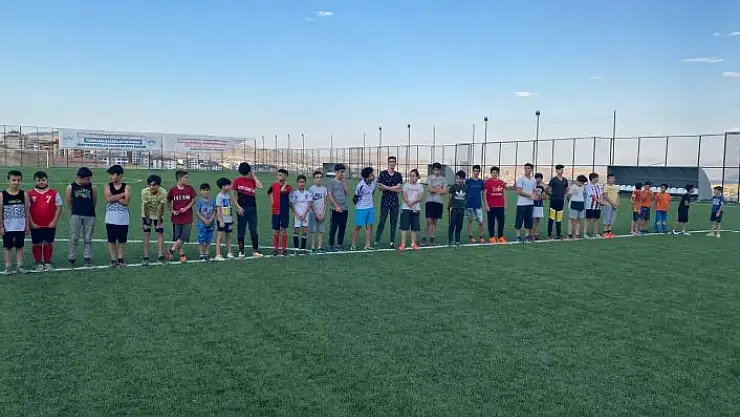'Elazığ´daki yaz spor okulları gençlerin yüzünü güldürüyor'