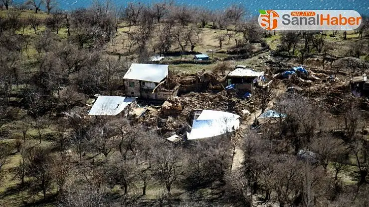Elazığ depreminde bir köydeki evlerin hepsinde hasar oluştu