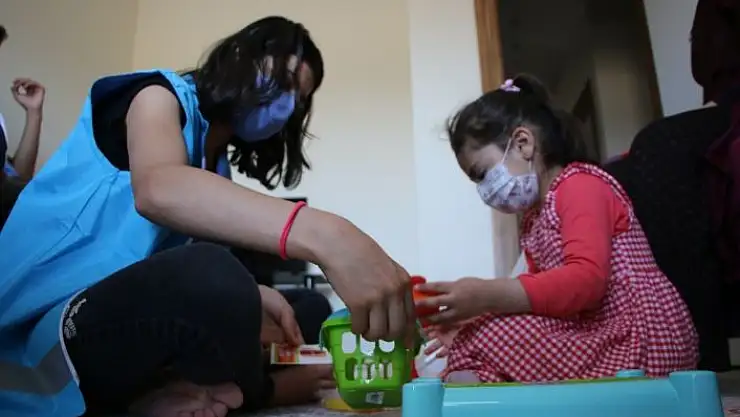 'Elazığ depreminin sembol ismi Yüsra bebek ve annesine bayram ziyareti'