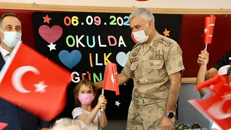 'Elazığ İl Jandarma Komutanı Yıldız, minik öğrencilerin heyecanına ortak oldu'