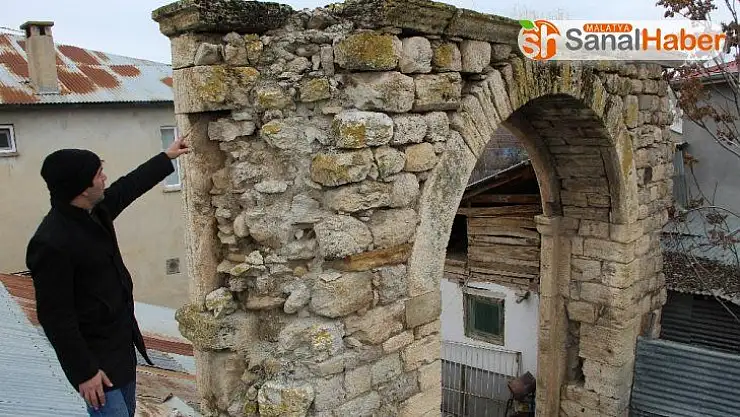 Elazığ'ın Kovancılar ilçesi Yazıbaşı köyünde 115 yıl önce yapılan  Alibeyköy Konağı yok olmak üzere